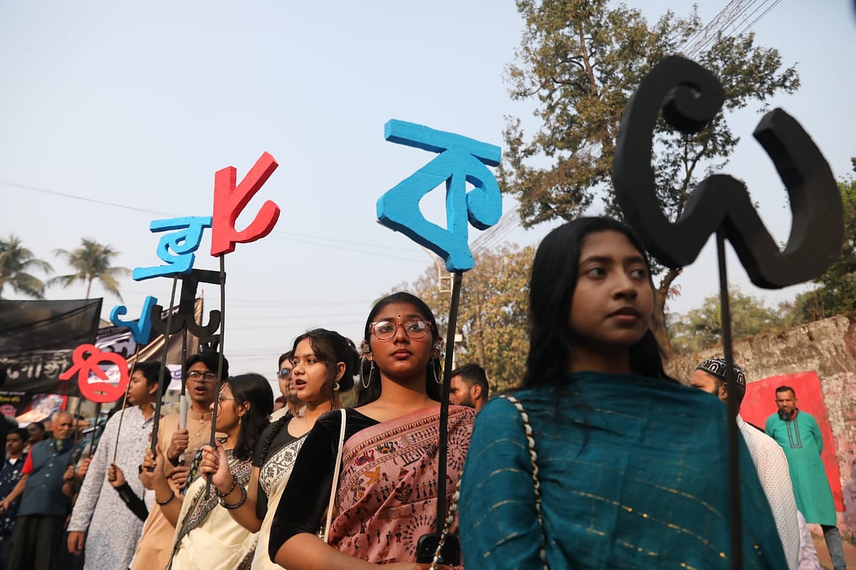 বিভিন্ন ভাষার বর্ণমালা নিয়ে কেন্দ্রীয় শহীদ মিনারে আসেন অনেকেই।