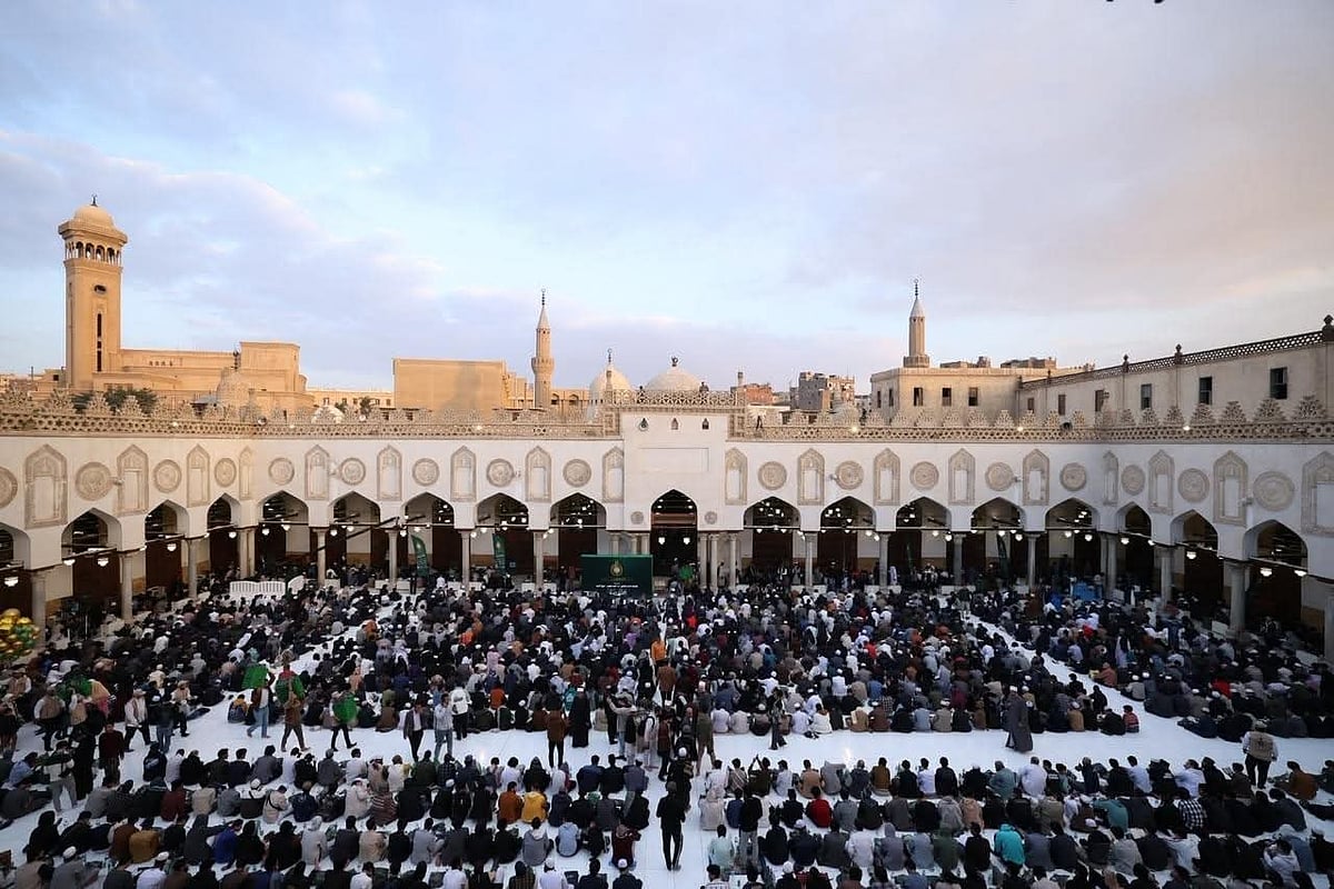 আল-আজহারের সাদা উঠানে ইফতার, এক উম্মাহর নিঃশব্দ মিলন by জাহেদুল ইসলাম আল রাইয়ান