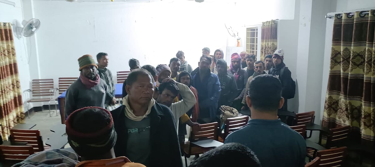 সুন্দরবনের মান্দারবাড়িয়া অভয়ারণ্যে অবৈধভাবে মাছ ধরার অভিযোগে ২২ জেলে আটক