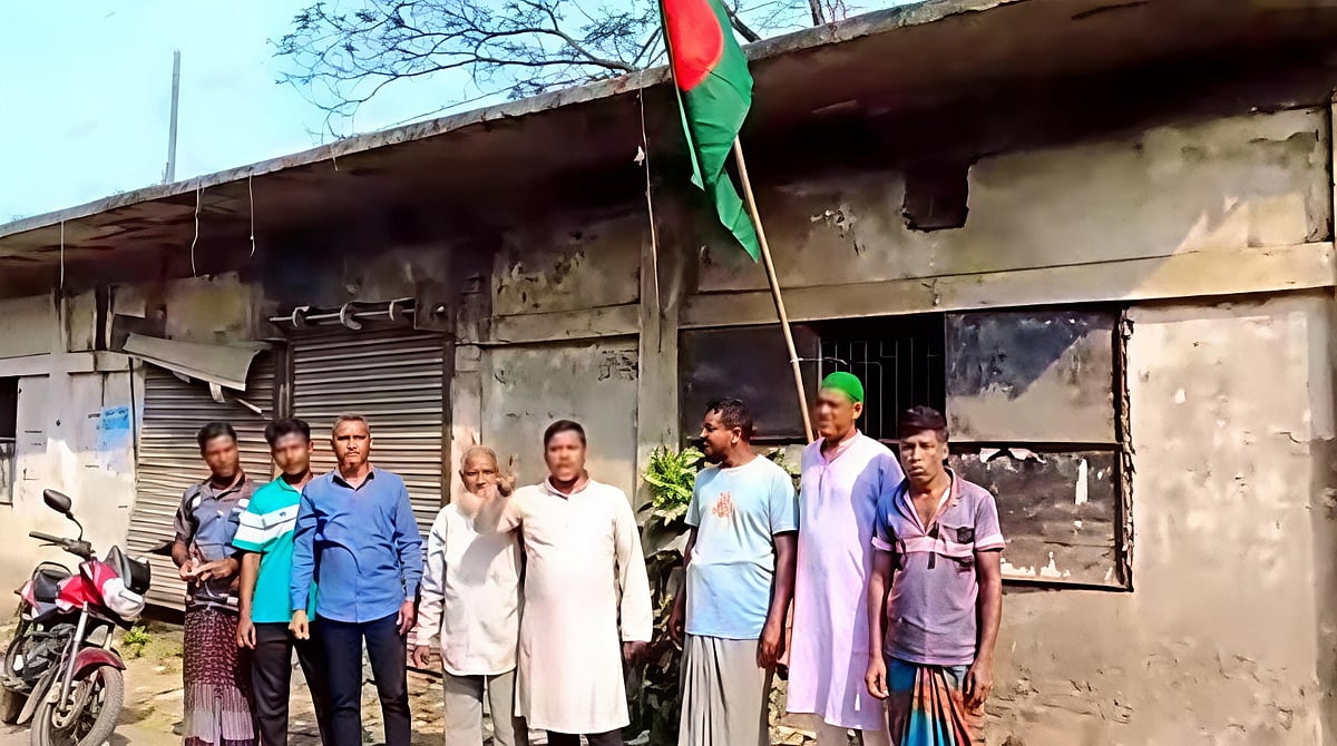 নড়াইলে আওয়ামী লীগের ইউনিয়ন কার্যালয়ে জাতীয় পতাকা উত্তোলন