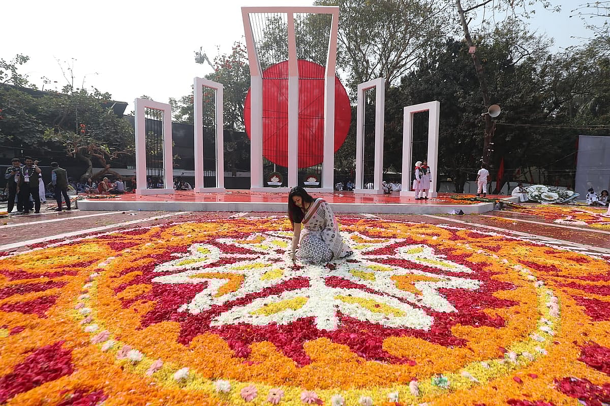 ফুলে ফুলে ভরেছে মিনার, ভাষাশহীদদের প্রতি শ্রদ্ধা