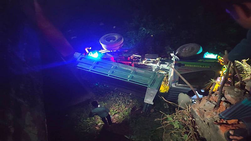 ট্রাক-মোটরসাইকেল সংঘর্ষে বাবার মৃত্যু, ছেলে হাসপাতালে