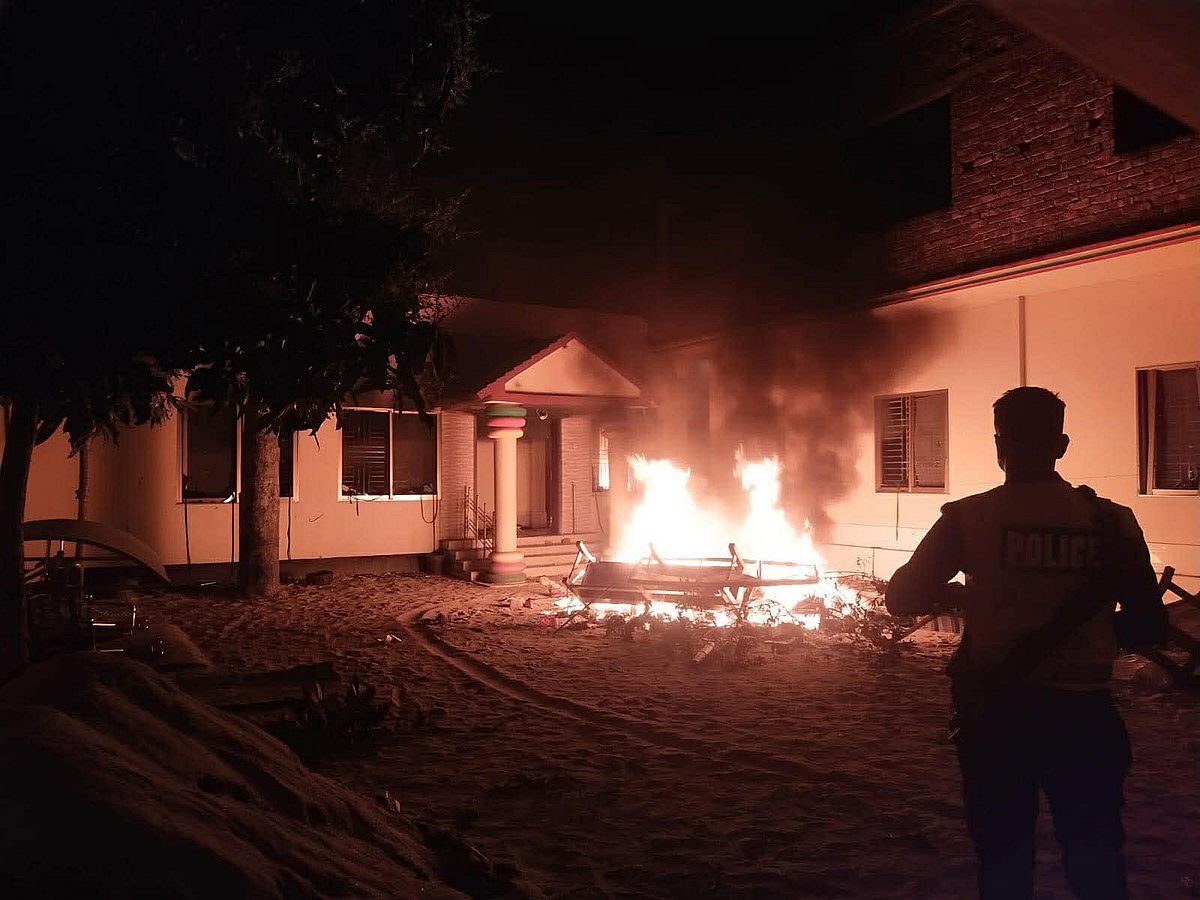 শিবপুরে জমিজমার বিরোধে শিক্ষকের পায়ের রগ কেটে দেওয়ার অভিযোগ, ভাঙচুর-অগ্নিসংযোগ