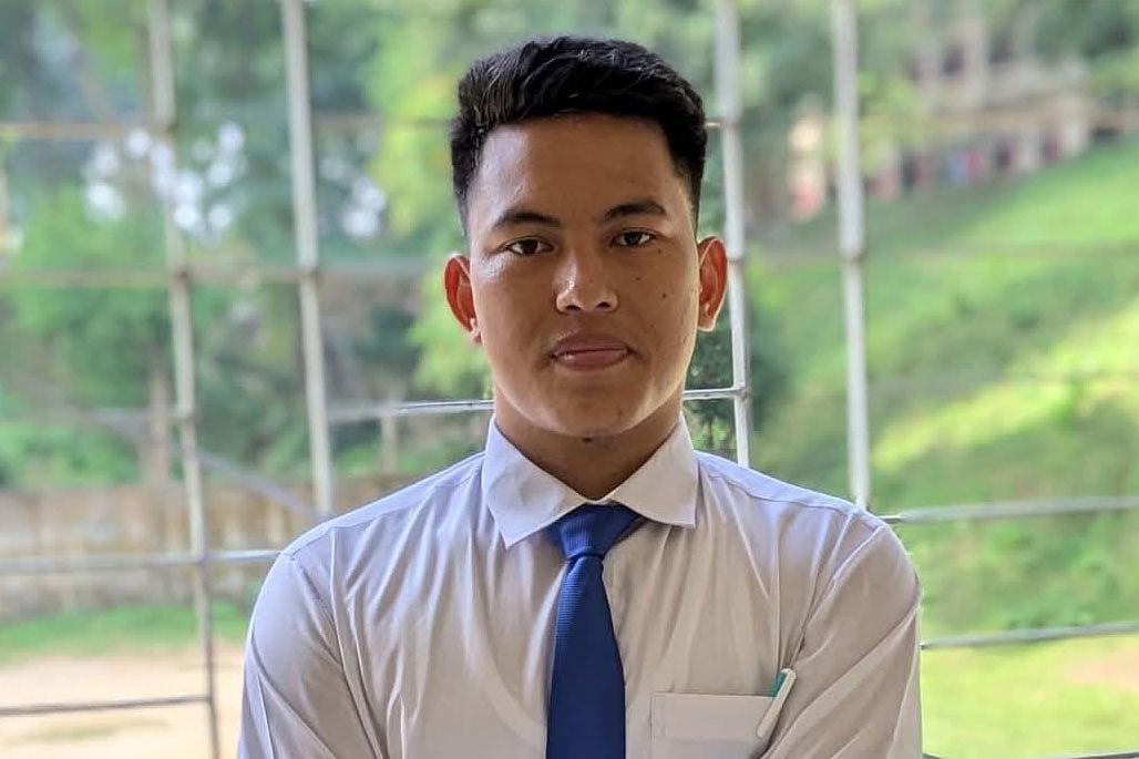 চাকমা ভাষা লিখতে-পড়তে শেখান তরুণ আপন চাকমা