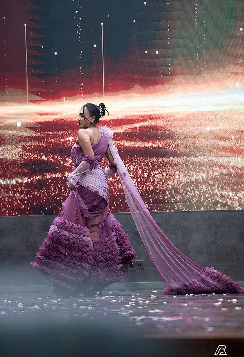 দৃষ্টিনন্দন সংগ্রহে সৃজনশীলতার দীপ্তি সত্ত্বেও অনুপস্থিত প্রাসঙ্গিকতা