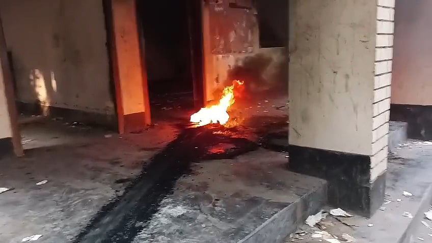 পাবনা জেলা আওয়ামী লীগের কার্যালয়ে গতকাল পতাকা উত্তোলন, আজ আগুন