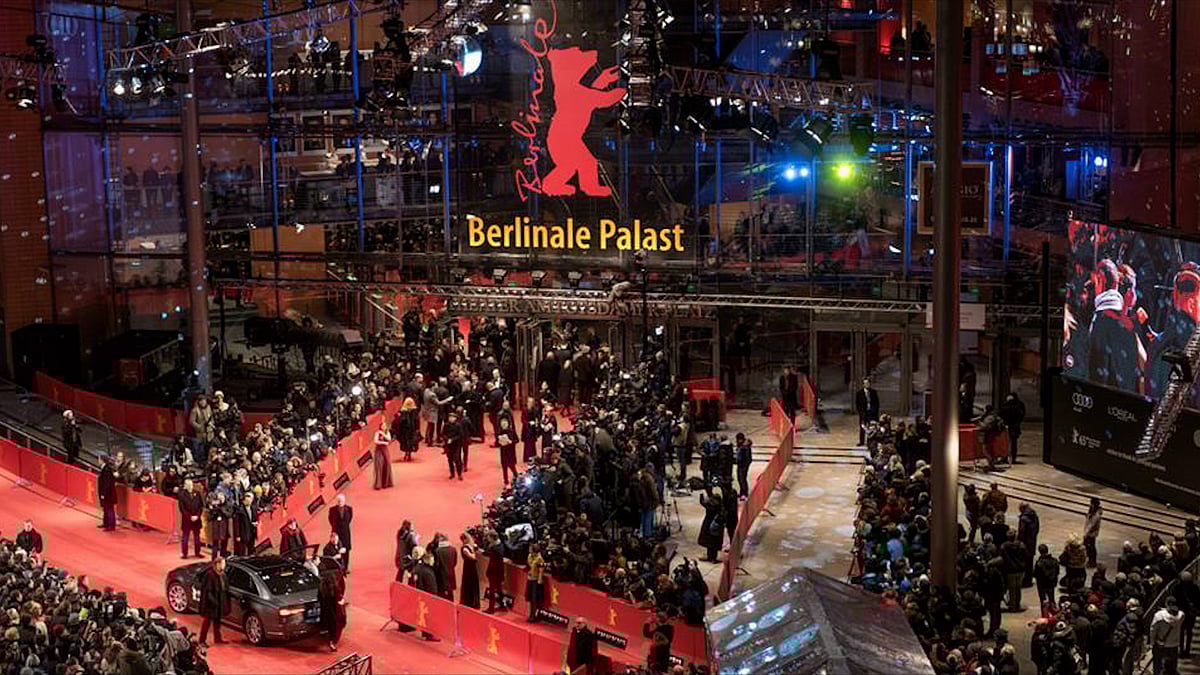 রাজনৈতিক বিতর্কের মধ্যেই গোল্ডেন বিয়া জিতলেন ‘ইয়েলো লেটার্স’