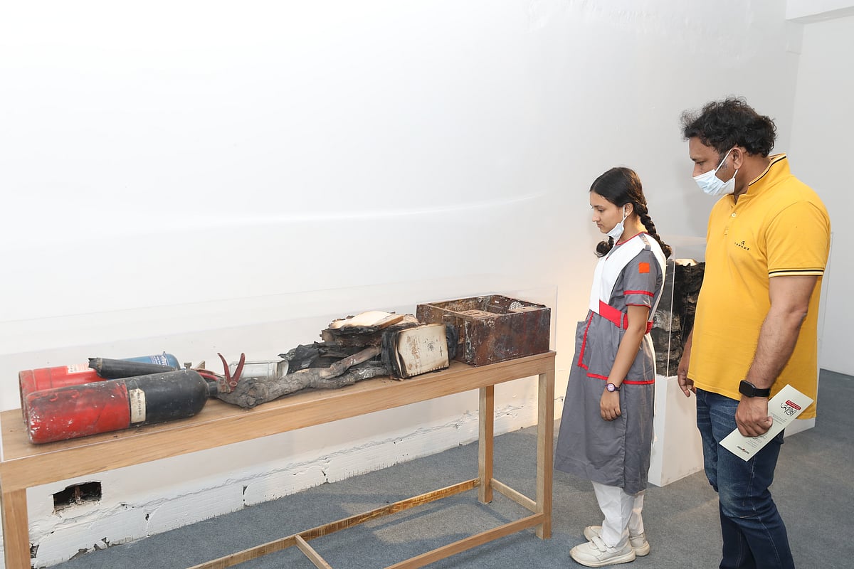 বাবার সঙ্গে প্রদর্শনীতে রাজধানীর হলি ক্রস স্কুলের দশম শ্রেণির ছাত্রী ধ্রুপদী দাস রঙ। ঘুরে ঘুরে দেখে ধ্বংসের চিহ্ন। 