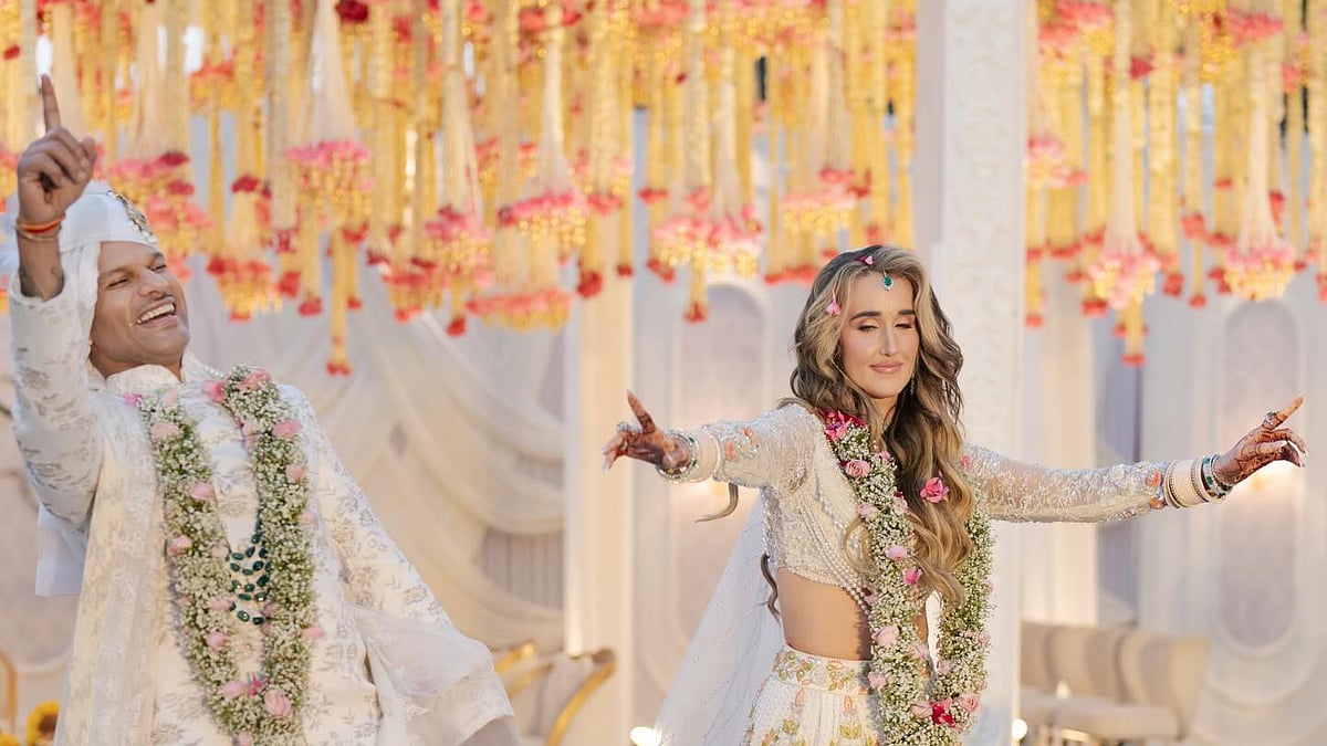 অবশেষে ২১ ফেব্রুয়ারি শনিবার নয়াদিল্লিতে সাবেক ভারতীয় ক্রিকেট তারকা শিখর ধাওয়ান ও তাঁর তিন বছরের বান্ধবী সোফি শাইন সারলেন বিয়ের আনুষ্ঠানিকতা।