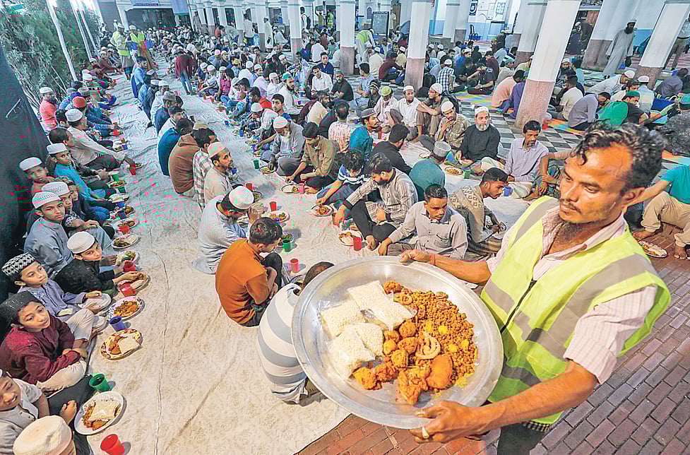 ২৫ বছর ধরে গণ–ইফতার হয় এই মসজিদে, এসেছিলেন সাড়ে তিন হাজার রোজাদার