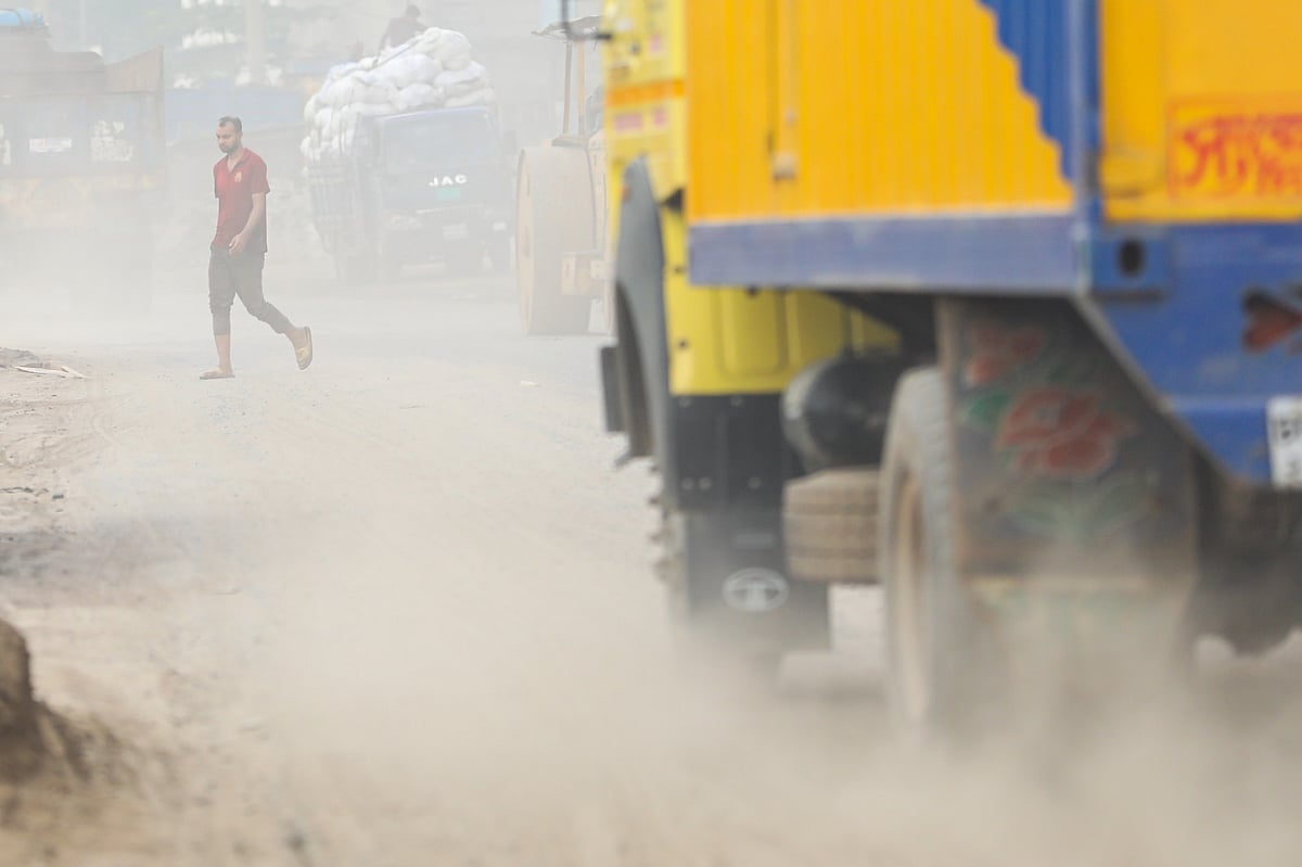 ঢাকা বিশ্বের সবচেয়ে দূষিত বায়ুর নগরী আজ, খুলনার দূষণ ভয়াবহ