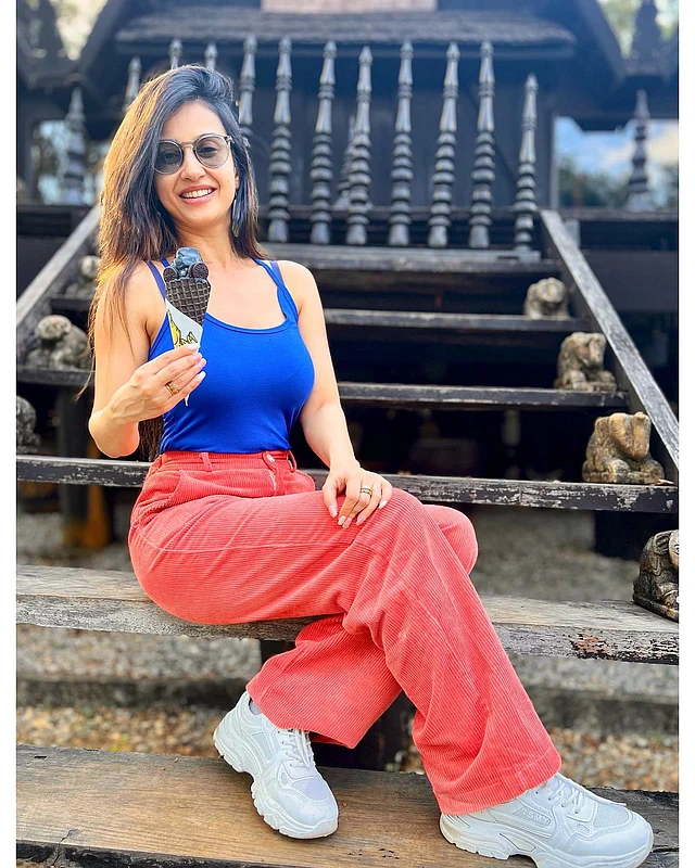 নীল ট্যাংক টপ আর কর্ডের গোলাপি প্যান্ট পরেছেন অভিনেত্রী। চোখের সানগ্লাস আর হাতের অরিও চকোলেট কোন আইসক্রিম দেখেই বোঝা যাচ্ছে গ্রীষ্ম চলে এসেছে