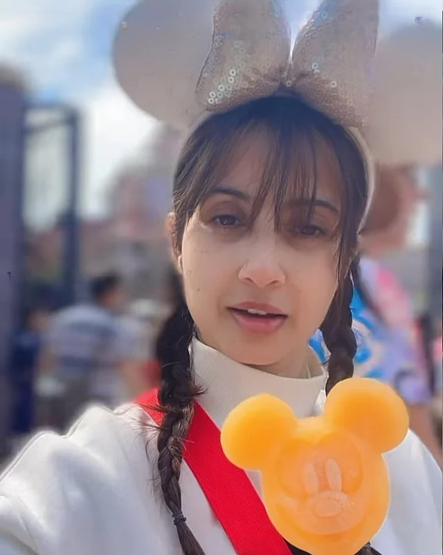 মিকি মাউস অবয়বের কমলা রঙের ললি আইসক্রিম হাতে অভিনেত্রী পোজ দিয়েছেন। পরেছেন সাদা হাইনেক টপ। আর মাথায় মিকি মাউসের বো-ব্যান্ড