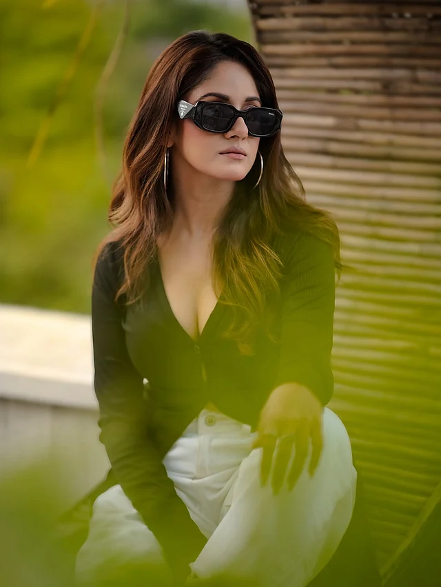 ডিপনেক ফুলস্লিভ কালো টপ সহজেই যেকোনো মানানসই বটম–জিনস, ট্রাউজার বা স্কার্টের সঙ্গে পরা যায়। সঙ্গে একটি কালো সানগ্লাস আর কানে হুপ দুল যোগ করলে লুকটি পাবে স্টাইলিশ ও ট্রেন্ডি ছোঁয়া