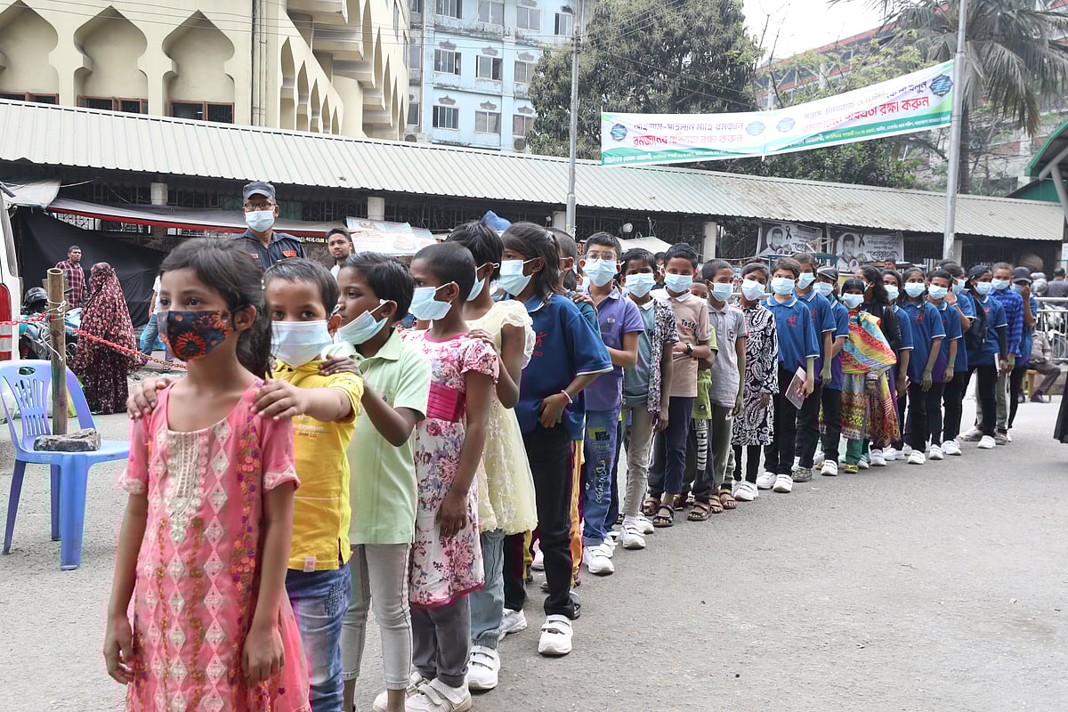 লোকাল এডুকেশন অ্যান্ড ইকোনমিক ডেভেলপমেন্ট অর্গানাইজেশনের শিক্ষার্থীরা লাইন দিয়ে প্রবেশ করছে প্রদর্শনী দেখতে।