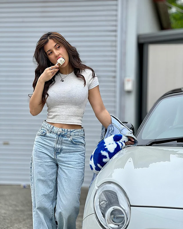 খাচ্ছেন তাঁর প্রিয় কোন আইসক্রিম