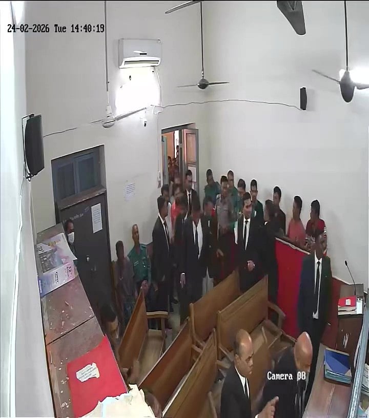 বরিশালে আদালতে ঢুকে আইনজীবী সমিতির নেতাদের হট্টগোল, বেঞ্চে ধাক্কাধাক্কি