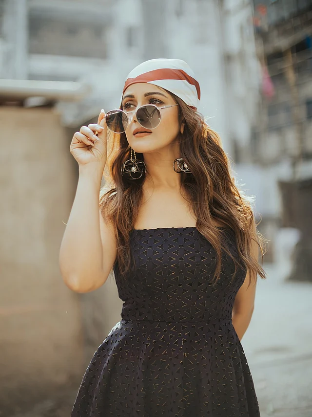 তৃণা এখানে পরেছেন একটি কালো ফ্রক। মাথায় ব্যান্ডানা করে যোগ করেছেন ভ্রমণ উপযোগী আমেজ। কানে স্টেটমেন্ট দুল আর চোখে সানগ্লাস। ট্রাভেল লুকে এমন স্টাইল অনুসরণ করতে পারেন আপনিও 