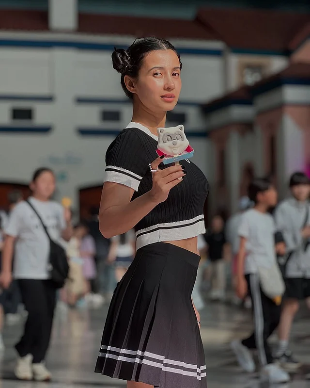 সাদা-কালো ক্রপ টপ আর প্লিটেড টেনিস স্কার্টে স্টাইলিশ লাগছে তাঁকে। দুই পাশে বাঁধা খোঁপার হেয়ারস্টাইলটাও দারুণ মানিয়েছে। আর হাতে আছে মজাদার পান্ডা আইসক্রিম 