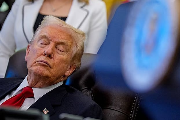 ইরানে হামলা নিয়ে দোলাচলে ট্রাম্প, দূতদের সিদ্ধান্তের অপেক্ষায়