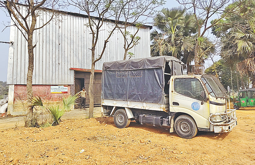 চাঁদা ‘না দেওয়ায়’ কারখানা ভাঙচুর, ট্রাক এনে পণ্য লুট