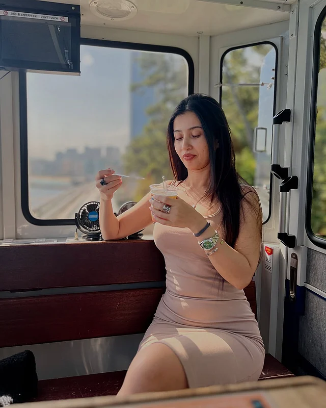 দেশের বাইরে গিয়েও অভিনেত্রীর খাওয়া চাই পছন্দের এই ডেজার্ট