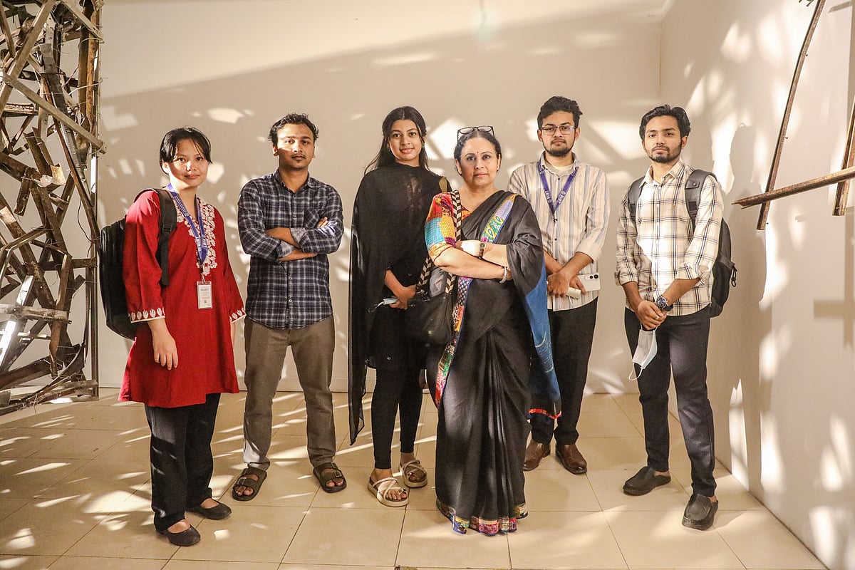 শিল্পী আফসানা মিমি এসেছিলেন ‘আলো’ প্রদর্শনী দেখতে, সেখানে বিইউবিটির শিক্ষার্থীদের ছবি তোলার আবদার মেটাতে হয় তাঁকে।