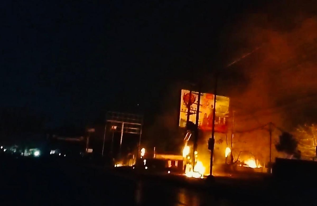 কক্সবাজারে গ্যাসপাম্পে বিস্ফোরণ, আগুন ছড়িয়ে দগ্ধ ১০, পুড়েছে ঘরবাড়ি-গাড়ি