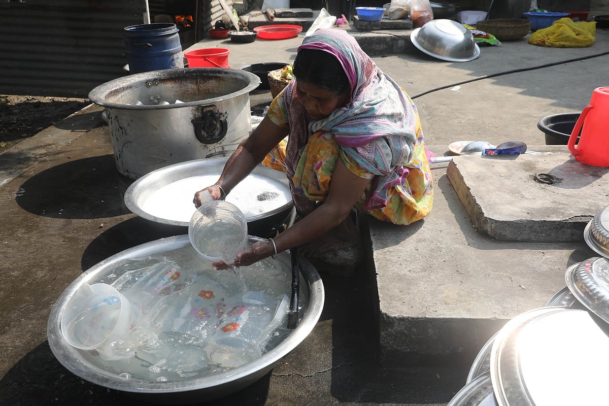 ইফতারের সময় ব্যবহারের জন্য পানির জগ পরিষ্কার করছেন তিনি