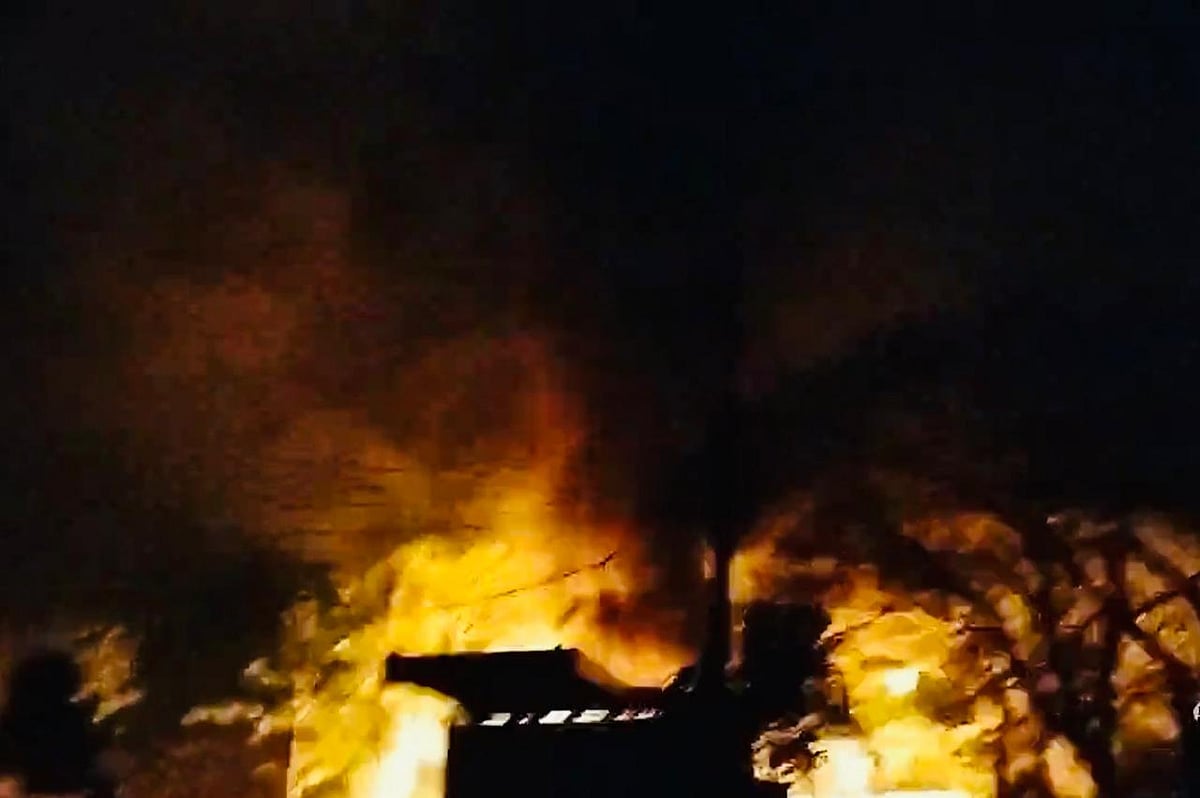 কক্সবাজার শহরে গ্যাসপাম্পে বিস্ফোরণ, পুড়ছে ঘরবাড়ি, আতঙ্ক