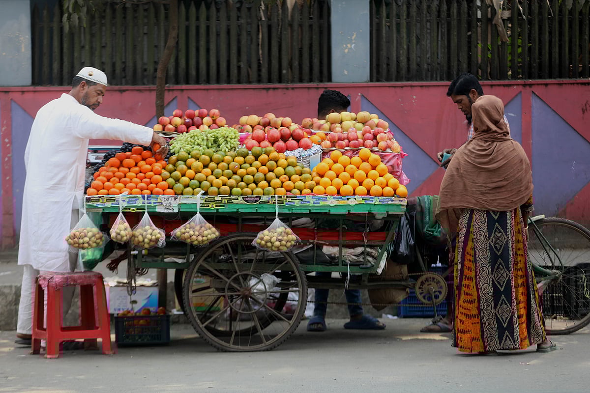 রমজানে চড়া ফলের বাজার