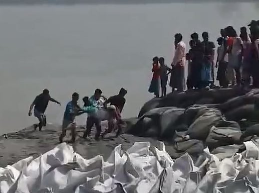 সাগরে মাছ ধরতে গিয়ে ডাকাতির কবলে তিন ট্রলার, এক জেলে গুলিবিদ্ধ