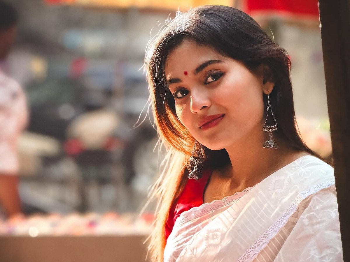 তটিনীর ছবিতে ভক্ত লিখলেন, ‘ক্রাশ’