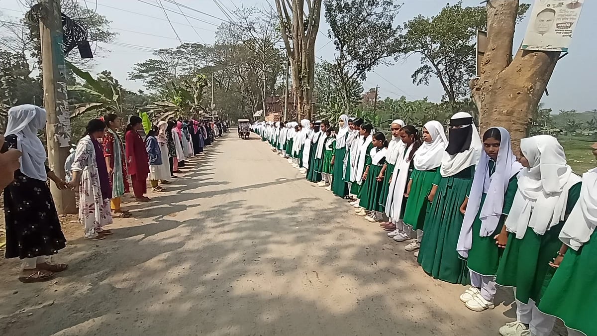 শরীয়তপুরে প্রধান শিক্ষককে পিটিয়ে হাত ভেঙে দেওয়ার প্রতিবাদে শিক্ষার্থীদের বিক্ষোভ