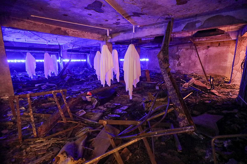 প্রথম আলোর ভস্মীভূত ভবনে শিল্পী মাহবুবুর রহমানের শিল্পায়োজন ‘আলো’