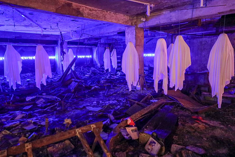 প্রথম আলোর ভস্মীভূত ভবনে শিল্পী মাহবুবুর রহমানের শিল্পায়োজন ‘আলো’