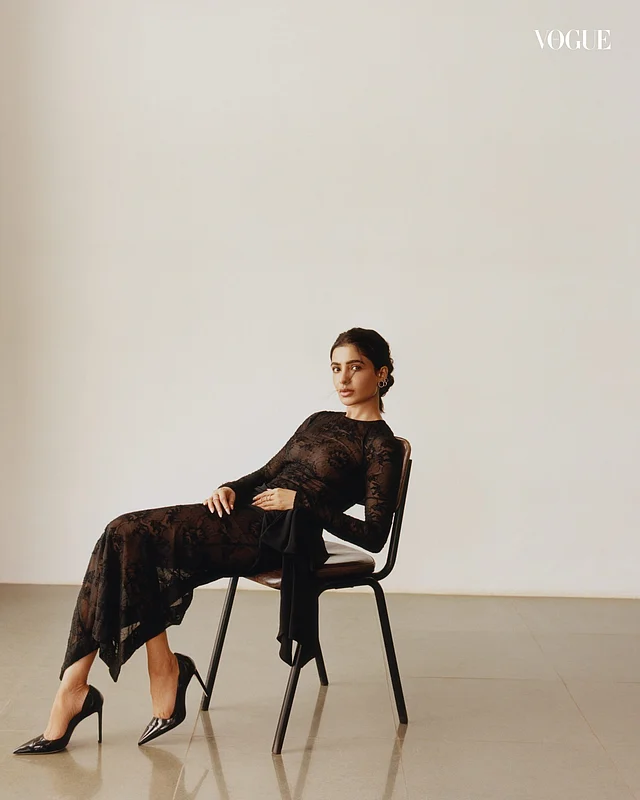 লেইসের রাউন্ড নেক মিডি ড্রেসের সঙ্গে ম্যাচিং কালো পাম্প শু পরেছেন সামান্থা 