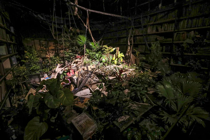 প্রথম আলোর ভস্মীভূত ভবনে শিল্পী মাহবুবুর রহমানের শিল্পায়োজন ‘আলো’