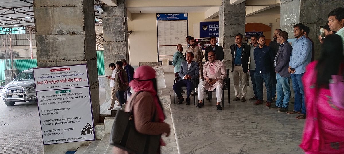 ফটকে বসে উপস্থিতি দেখলেন সিলেট সিটির প্রশাসক, নিয়ম মানার বার্তা