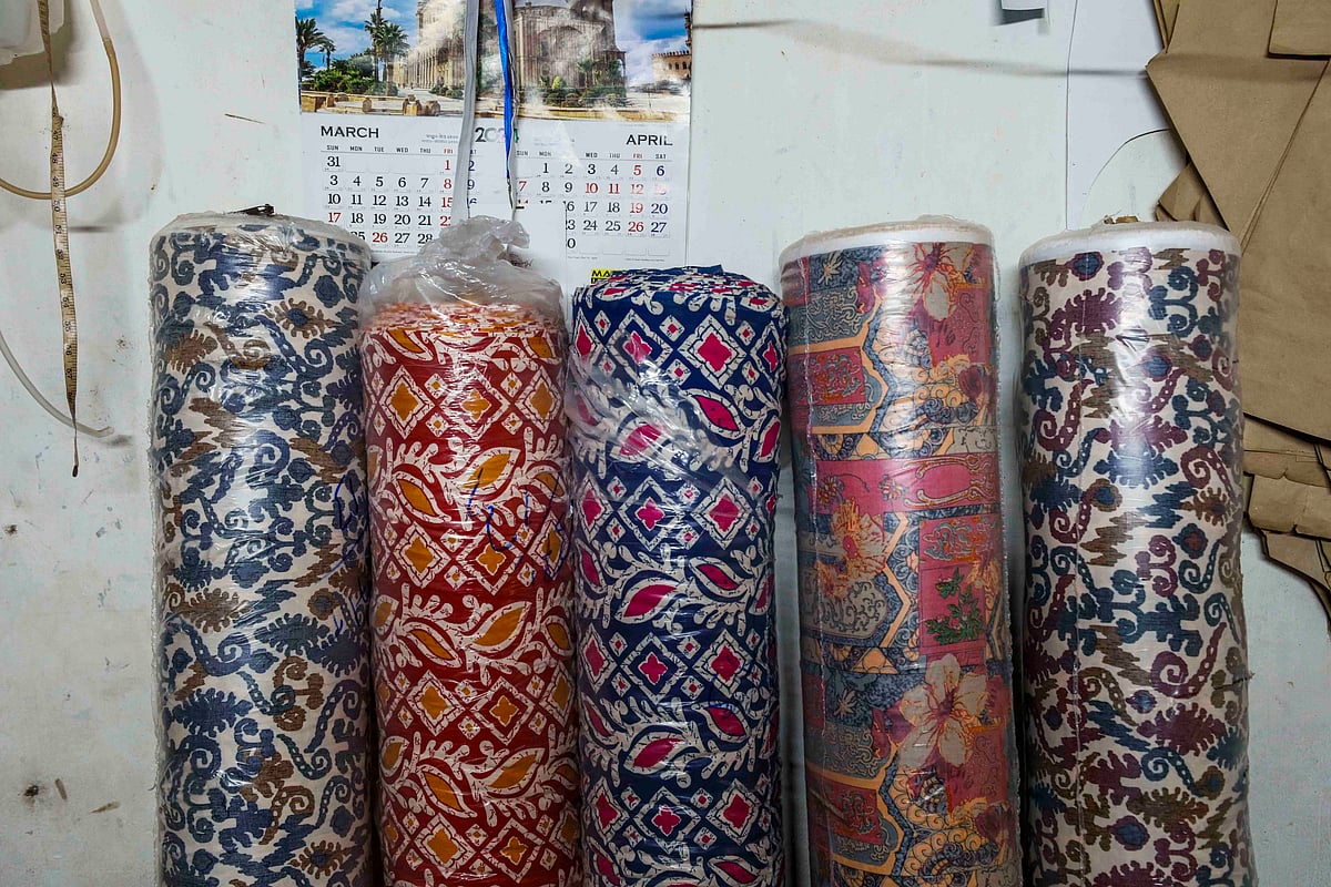 কাজের প্রস্তুতি হিসেবে কাপড় এনে রাখা হয়েছে 