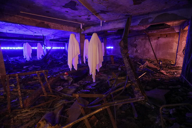 প্রথম আলোর ভস্মীভূত ভবনে শিল্পী মাহবুবুর রহমানের শিল্পায়োজন ‘আলো’