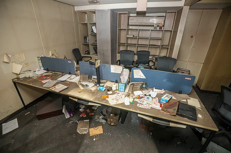 প্রথম আলোর ভস্মীভূত ভবনে শিল্পী মাহবুবুর রহমানের শিল্পায়োজন ‘আলো’