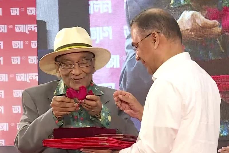 প্রধানমন্ত্রী তারেক রহমানকে লাল গোলাপ উপহার দিলেন শফিক রেহমান