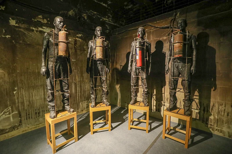 প্রথম আলোর ভস্মীভূত ভবনে শিল্পী মাহবুবুর রহমানের শিল্পায়োজন ‘আলো’