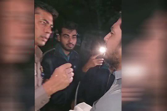 পুলিশের রমনা বিভাগের ডিসি মো. মাসুদ আলমের জিজ্ঞাসাবাদের মুখে কাঁদতে কাঁদতে এই তরুণ বলছিলেন, তিনি কিছু জানেন না