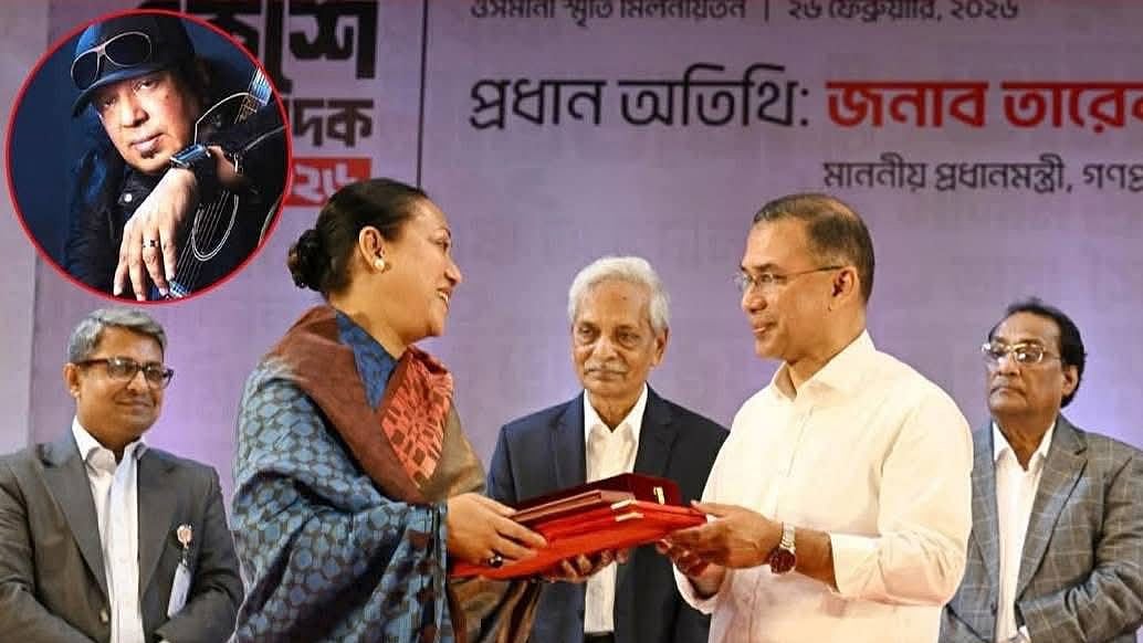 পদক গ্রহণ করছেন আইয়ুব বাচ্চুর স্ত্রী ফেরদৌস আক্তার চন্দনা। ছবি: ফেসবুক থেকে