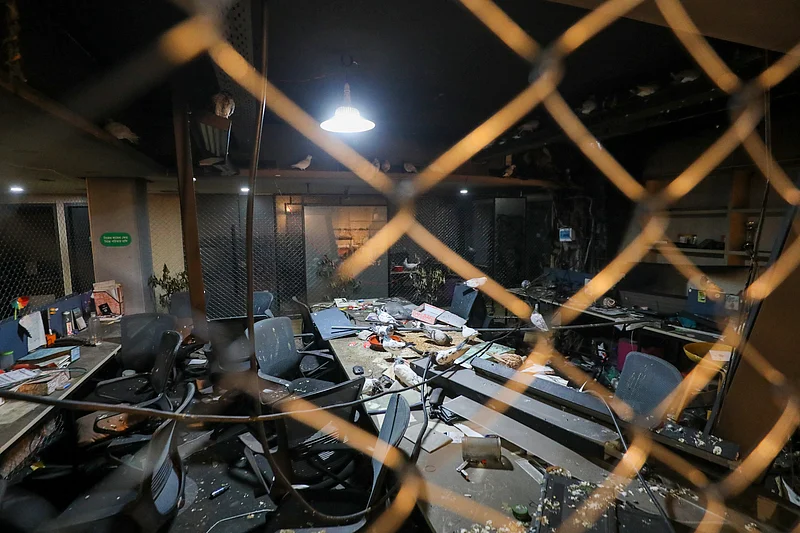 প্রথম আলোর ভস্মীভূত ভবনে শিল্পী মাহবুবুর রহমানের শিল্পায়োজন ‘আলো’