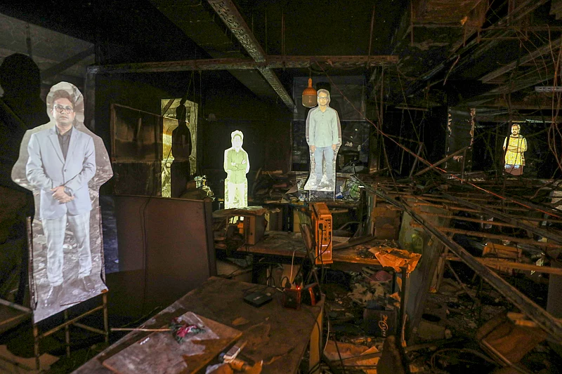 প্রথম আলোর ভস্মীভূত ভবনে শিল্পী মাহবুবুর রহমানের শিল্পায়োজন ‘আলো’