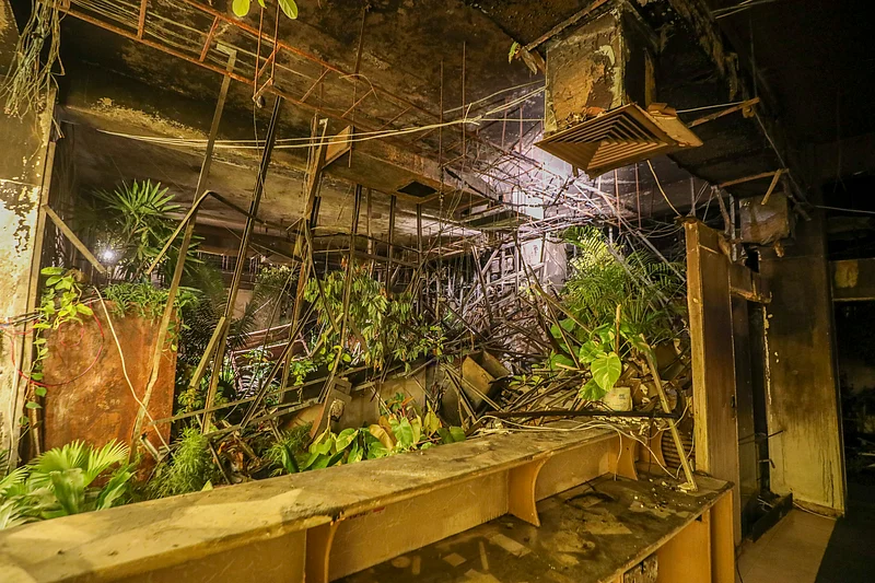 প্রথম আলোর ভস্মীভূত ভবনে শিল্পী মাহবুবুর রহমানের শিল্পায়োজন ‘আলো’