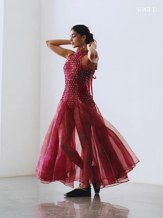 রাইনস্টোনের ঝলমলে বারগান্ডি শিয়ার ড্রেসে হল্টারনেক স্টাইল আর প্লিটেড ডিজাইন একসঙ্গে নজর কাড়ছে। 